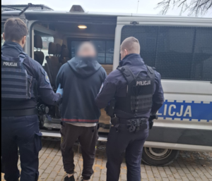 policjanci z zatrzymanym