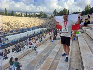 Średzki policjant na mecie 42. Maratonu Ateńskiego – wyjątkowy sukces funkcjonariusza w jednym z najtrudniejszych maratonów świata