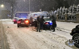 policjanci prowadzą zatrzymanego