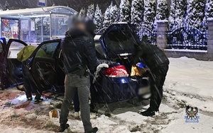 policjanci prowadzą zatrzymanego