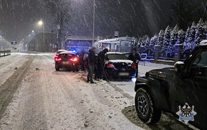 policjanci prowadzą zatrzymanego