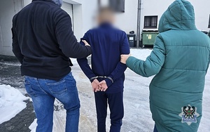 policjanci prowadzą zatrzymanego