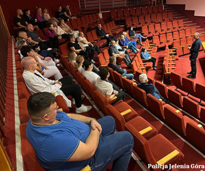 ludzie siedzący na sali wykładowej