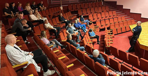 ludzie siedzący na sali wykładowej