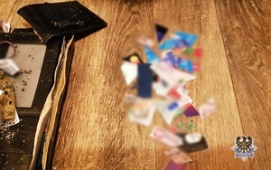 karty płatnicze na  podłodze w mieszkaniu