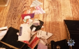 karty płatnicze na  podłodze w mieszkaniu