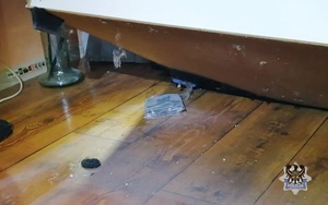 portfel pod łóżkiem