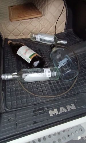 puste butelki po alkoholu w samochodzie