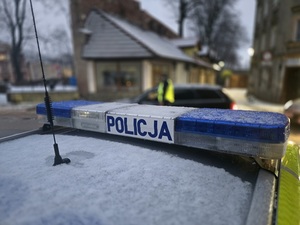 napis policja na sygnalizacji świetlnej radiowozu