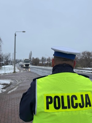 policjant obserwujący jadące ulicą samochody