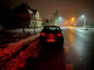 zatrzymany samochód na poboczu drogi