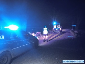 samochód w rowie, radiowóz i karetka