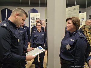 komendant wręcza policjantce dyplom