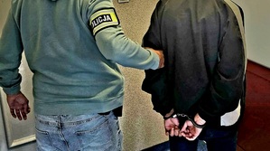 policjant z zatrzymanym