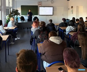 Promocja zawodu policjanta. Spotkanie Lubańskich mundurowych z uczniami