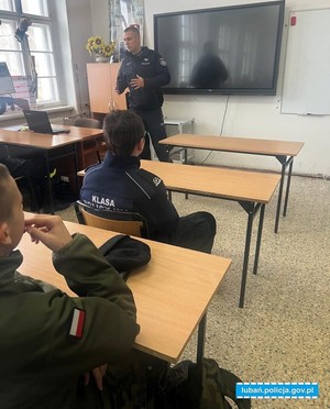 Promocja zawodu policjanta. Spotkanie Lubańskich mundurowych z uczniami
