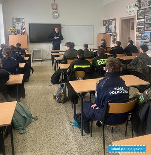 Promocja zawodu policjanta. Spotkanie Lubańskich mundurowych z uczniami