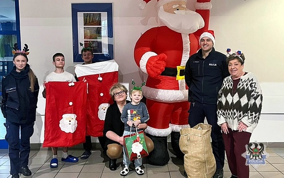 Policjanci z sercem – mikołajkowe wizyty w Młodzieżowym Ośrodku Socjoterapii w Walimiu i Domu Dziecka „Catharina” w Nowym Siodle