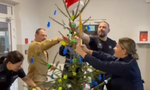 policjanci ubierają choinkę