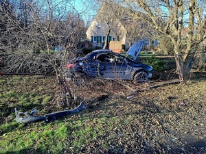zniszczony samochód po zderzeniu z ogrodzeniem