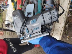 wyrzynarka trzymana na ręce