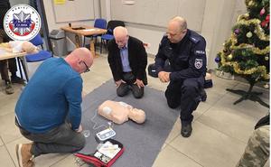 policjanci szkolili seniorów z udzielania pierwszej pomocy