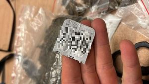 policjant trzyma na dłoni blister z tabletkami