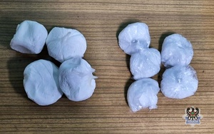 woreczki z białym proszkiem