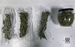 marihuana w słoiku i woreczkach