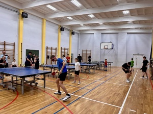 Profilaktyka na sportowo. Spotkanie młodych sportowców ze strzelińskimi policjantami