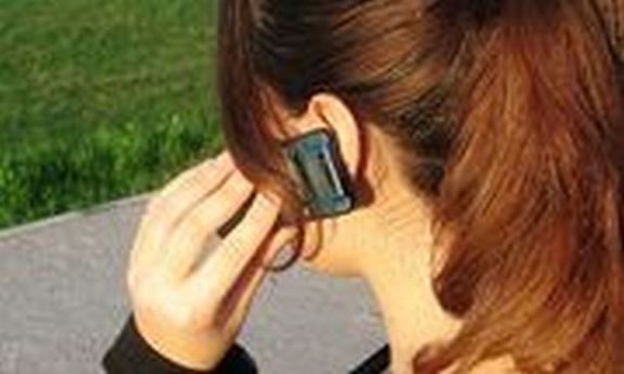 Kobieta trzyma w ręku telefon