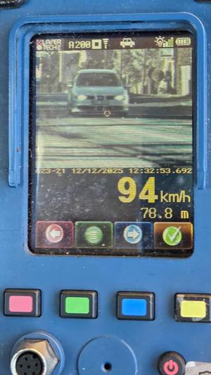 policjant ruchu drogowego podczas kontroli drogowej