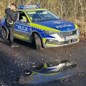 policjant ruchu drogowego podczas kontroli drogowej