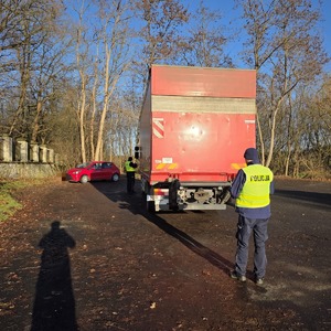 policjant ruchu drogowego podczas kontroli drogowej