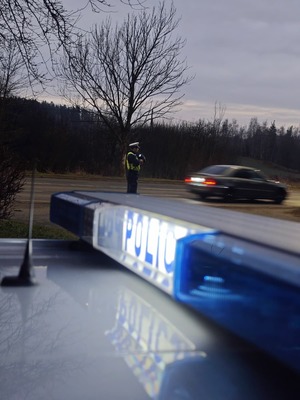 policjant ruchu drogowego podczas kontroli drogowej