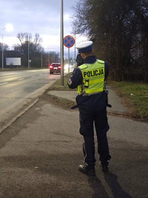 policjant ruchu drogowego podczas kontroli drogowej