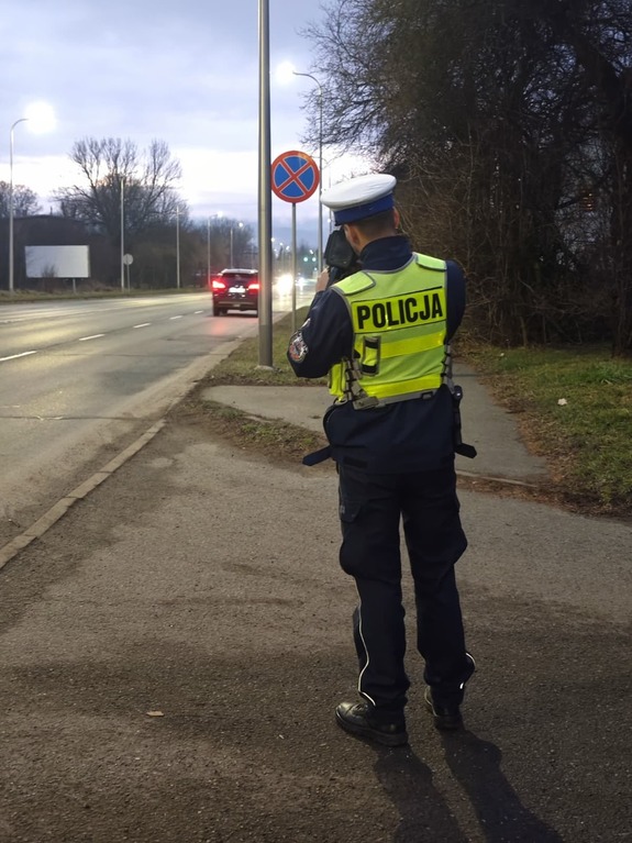 policjant ruchu drogowego podczas kontroli drogowej