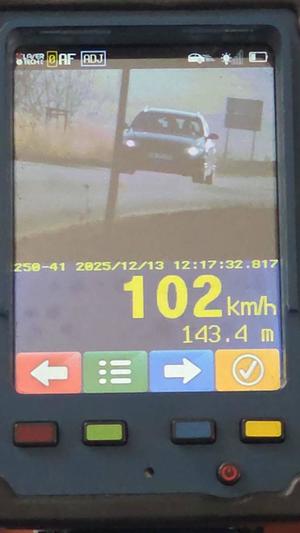 policjant ruchu drogowego podczas kontroli drogowej