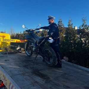 policjant ruchu drogowego podczas kontroli drogowej