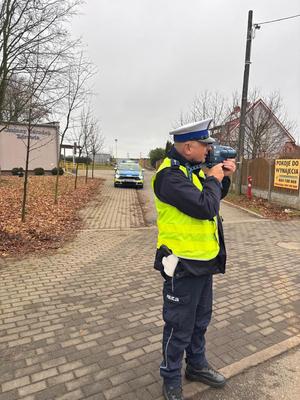 policjant ruchu drogowego podczas kontroli drogowej