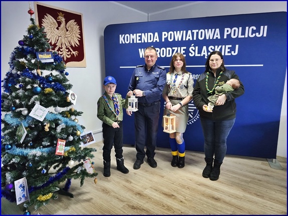Betlejemskie Światełko Pokoju w Komendzie Powiatowej Policji w Środzie Śląskiej