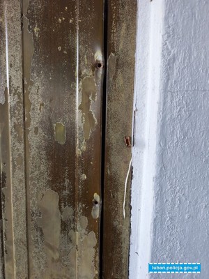 wyłamany zamek do drzwi