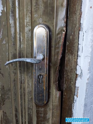 wyłamany zamek do drzwi