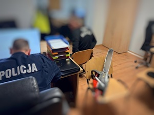 policjant z zatrzymanym podczas przesłuchania