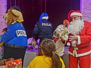KOMISARZ LEW I mikołaj u dzieci z prezentami
