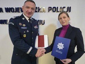 Komendant Wojewódzki policji we Wrocławia podpisuje porozumienia z przedstawicielami uczelni