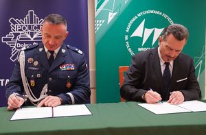 Komendant Wojewódzki policji we Wrocławia podpisuje porozumienia z przedstawicielami uczelni