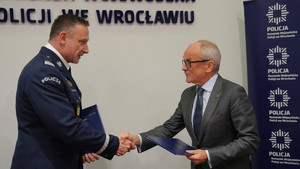 Komendant Wojewódzki policji we Wrocławia podpisuje porozumienia z przedstawicielami uczelni
