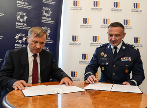 Komendant Wojewódzki policji we Wrocławia podpisuje porozumienia z przedstawicielami uczelni