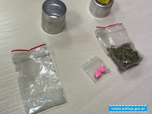 zabezpieczone narkotyki w woreczkach na stole